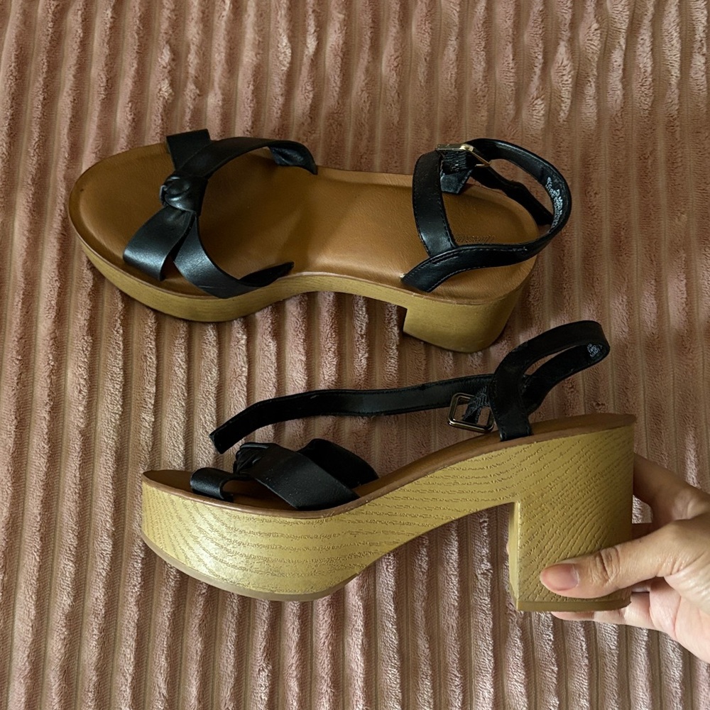 Universal Thread Black Strappy Platform Sandals with Tan Wood-Effect Heel